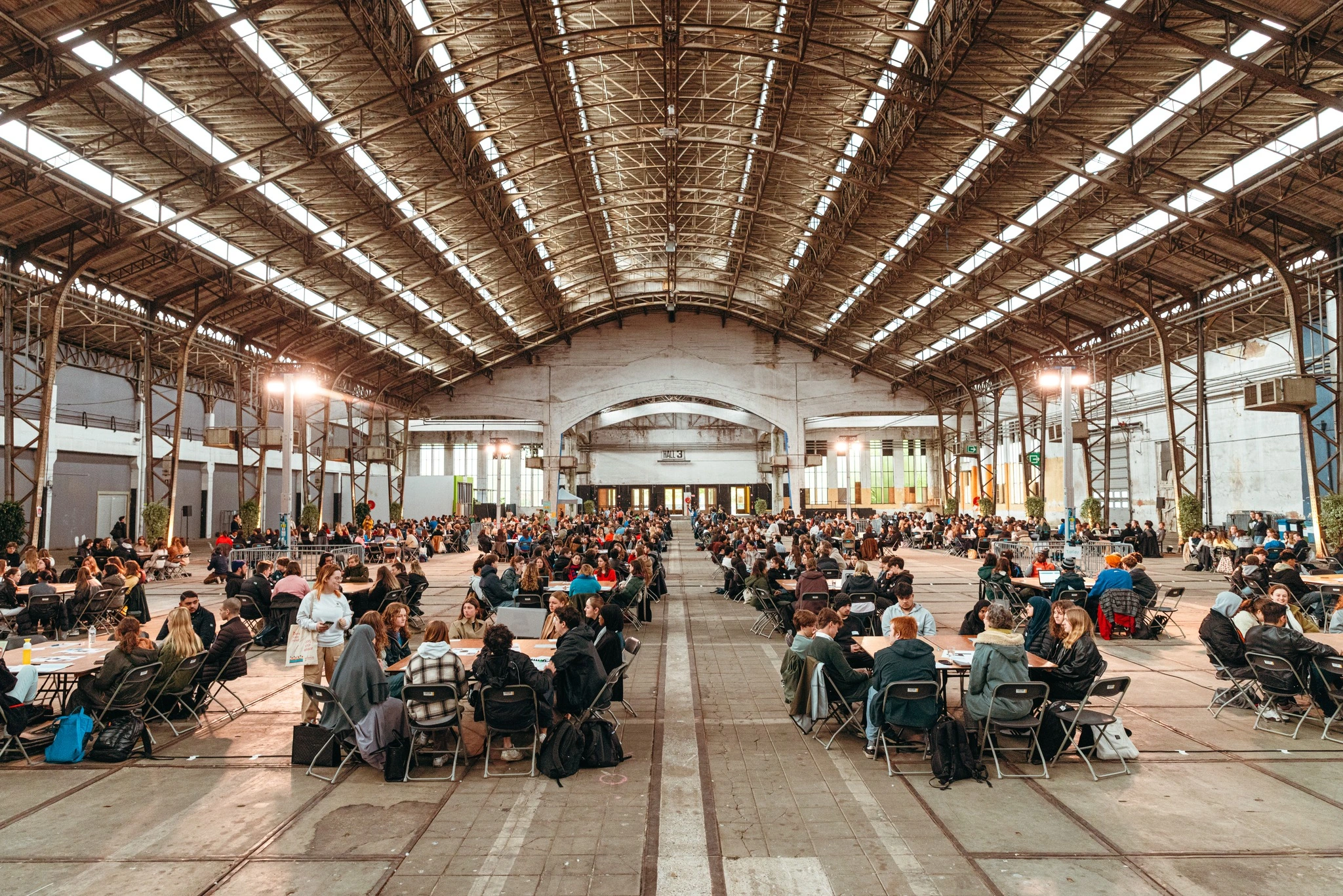gevulde zaal groot debat event