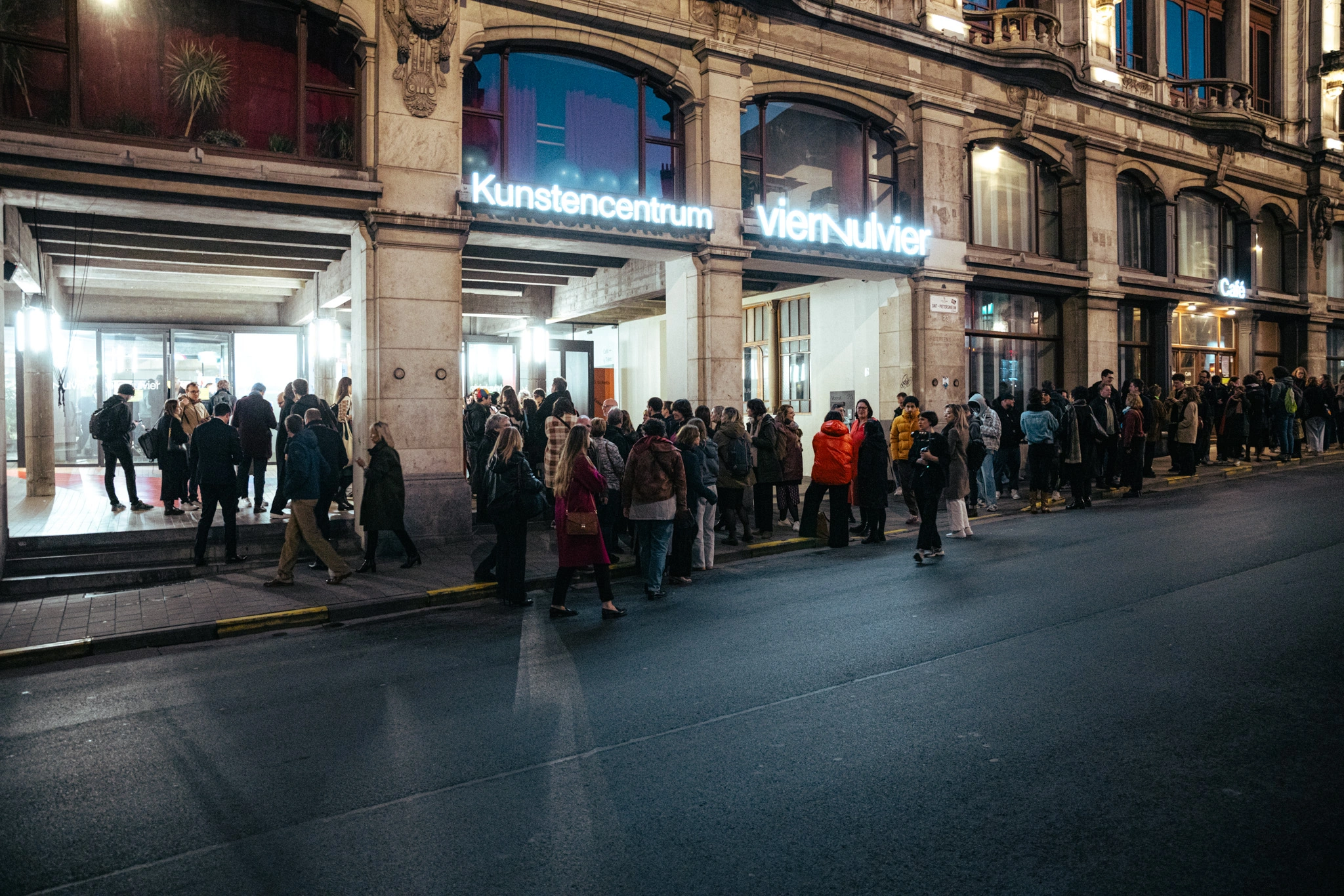 Rij voor de show buiten de Voorruit